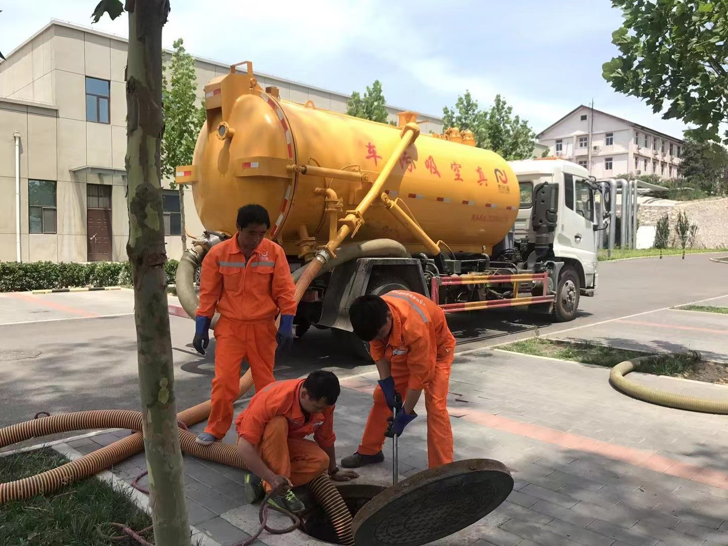 兴安盟管道疏通车停在窨井附近