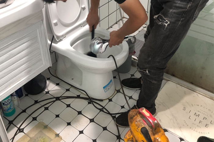 兴安盟马桶堵塞自己疏通还是找师傅?专业上门服务让你省时更省心